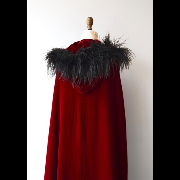 🎃Vtg Red Velvet Hooded Cape w/ Ostrich Feathers 🎃